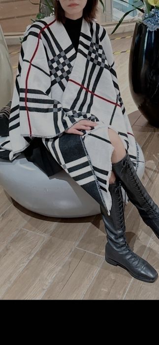 Poncho Burberry model 2026-iarnă