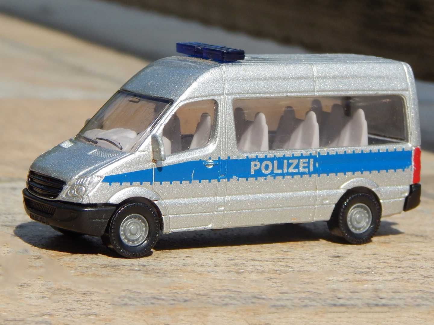 Macheta duba de politie germana Mercedes Sprinter II sc 1:64 Siku