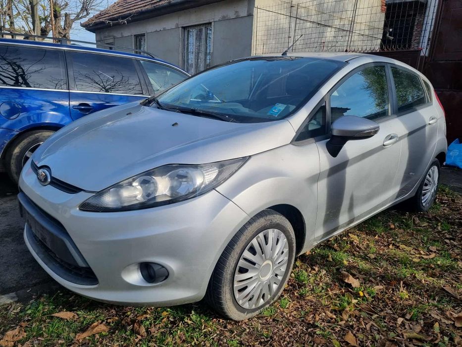Vând Ford fiesta 2011