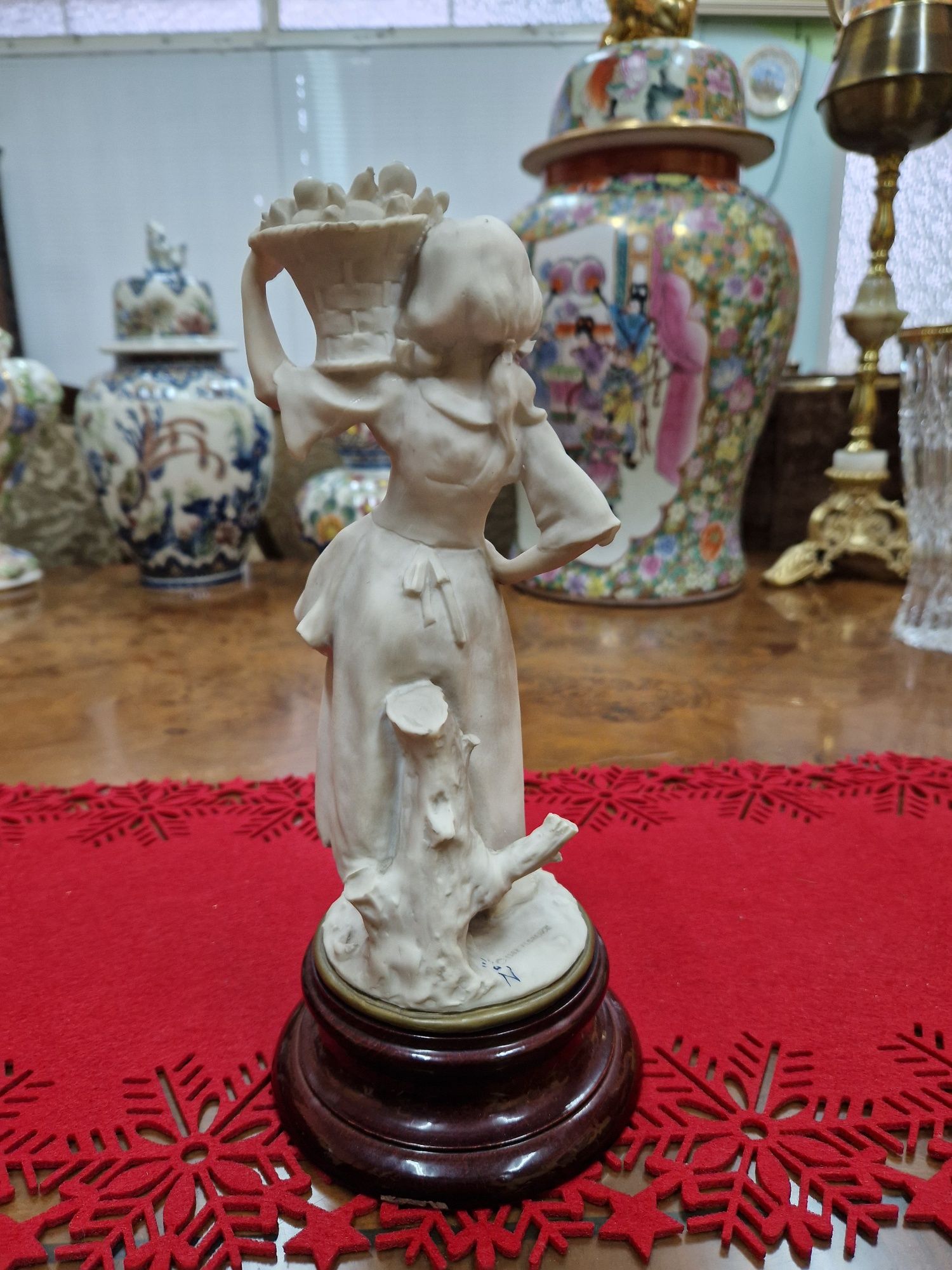 Чудесна антикварна италианска колекционерска фигура Capodimonte