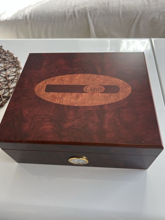 Чисто нов дървен Хумидор