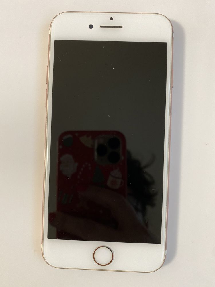 Vand Apple iPhone 7 Gold. Memorie 32GB. Liber de retea si conturi.