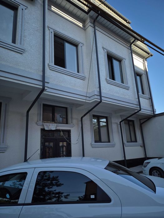 Дуплекс дом сотилади мансардаси билан.