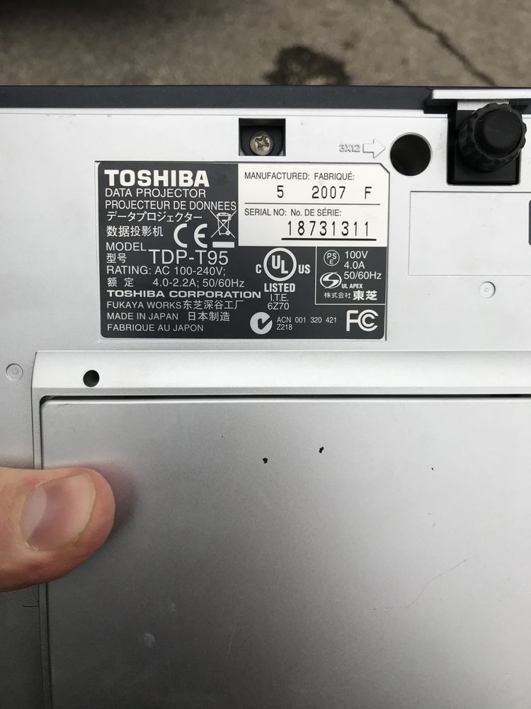 Проектор Тошиба Toshiba TDP T95 само черно бяло свети