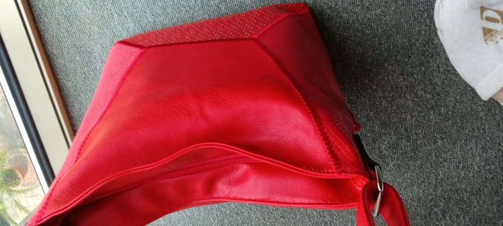 Дамска чанта от висококачествена  кожа в червен цвят.Декоративен пискю