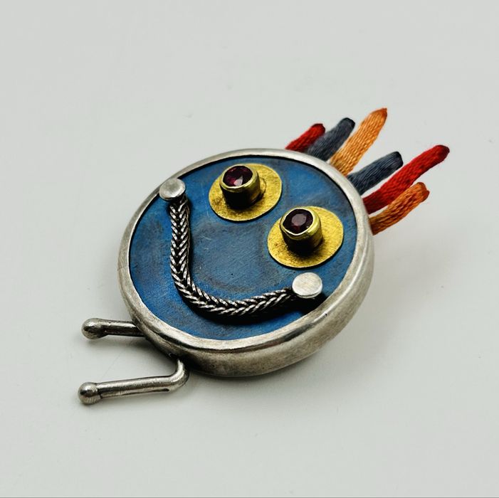 сребърна брошка с 22к злато и рубини