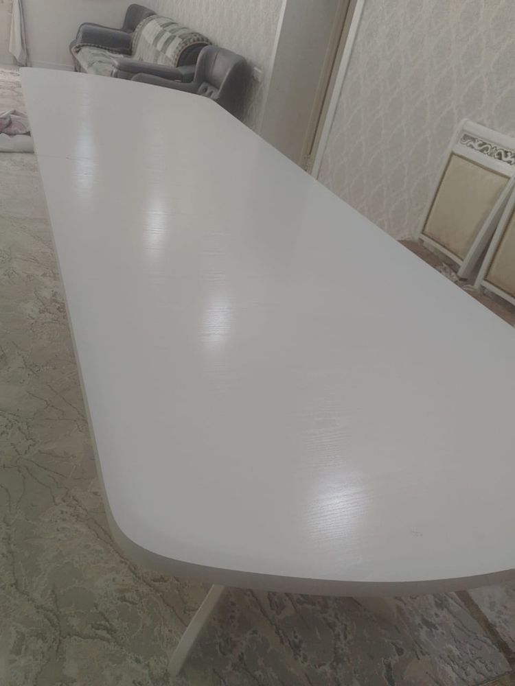 Продам гостиный стол со стульми почти новый лакированный
