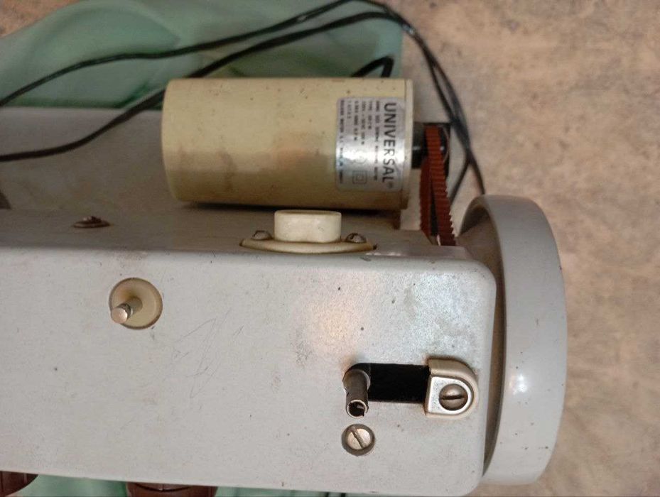 Продам швейную машинку Чайка