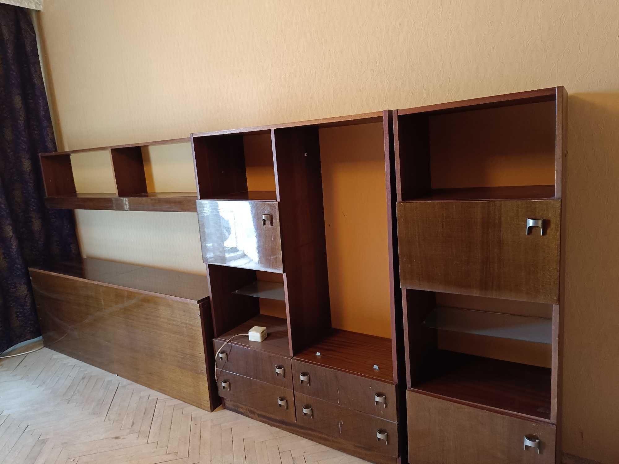 Продавам стара лакирана секция с две ракли