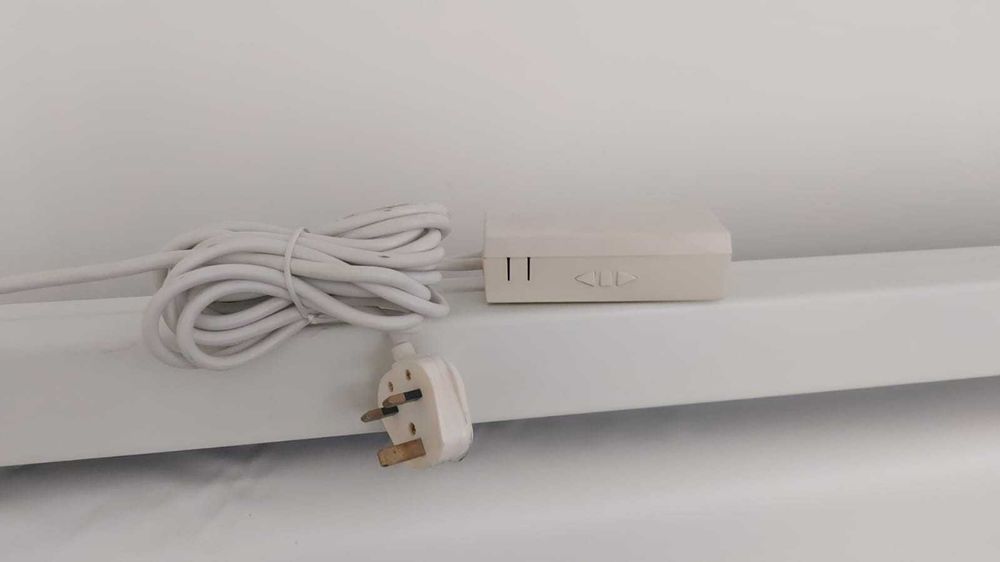 videoproiector BENQ si ecran proiectie cu actionare electica