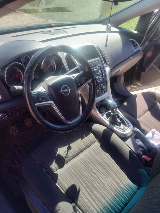 Vând Opel Astra J 2011