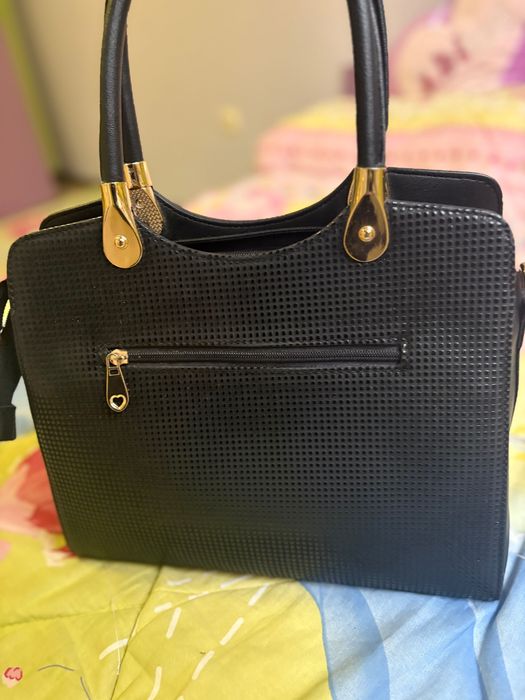 Дамска чанта,която не е носена и е чисто нова