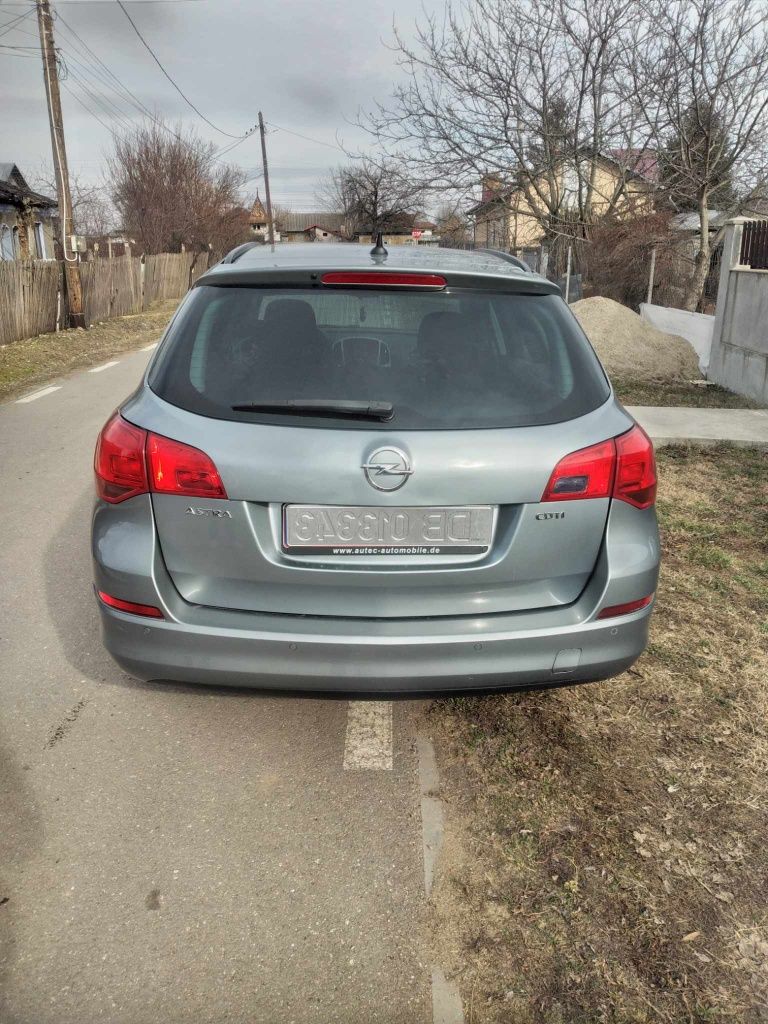 Vand sau schimb Opel Astra J