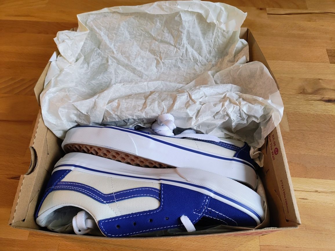 Продавам детски кецове Vans