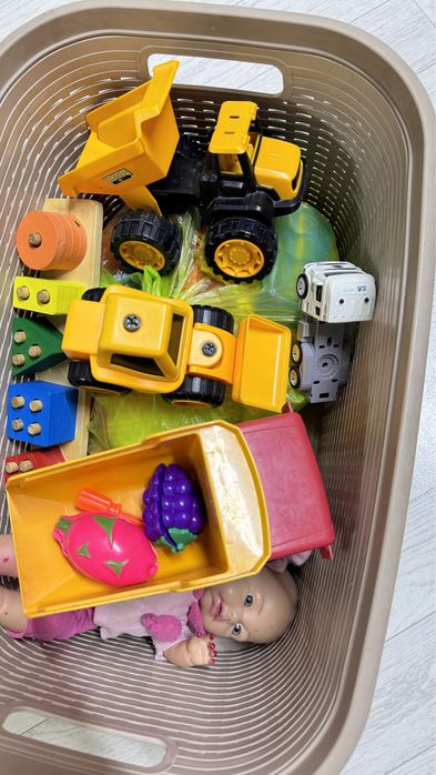 Продам корзину с игрушками