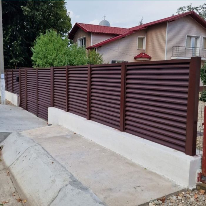 Gard și porți din sipca metalică, plasă de fier forjat și bur. Potrivi
