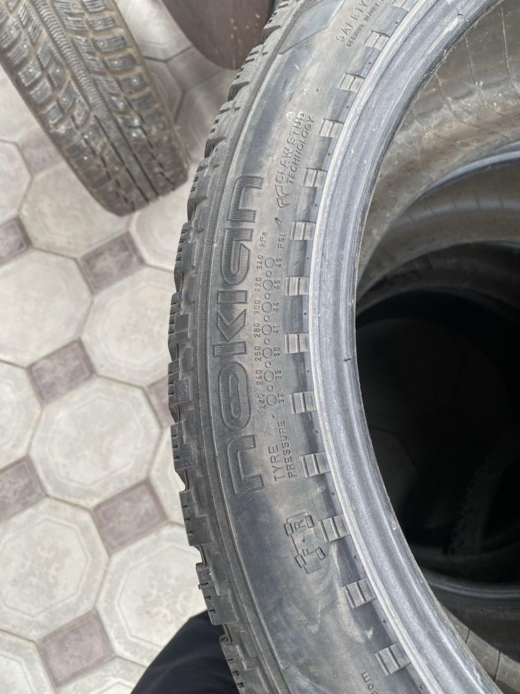 Nokian шины в отличном состояние с шипами