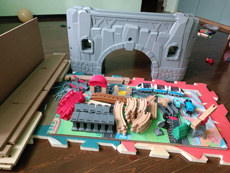 Hape - Дървена влакова композиция с маса