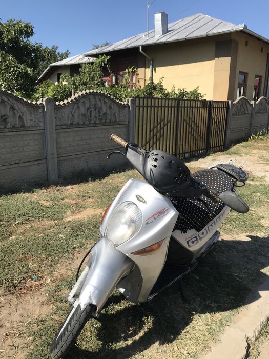 Vand scuter malaguti set de 80 cc nu porneste din cauza carburatorului