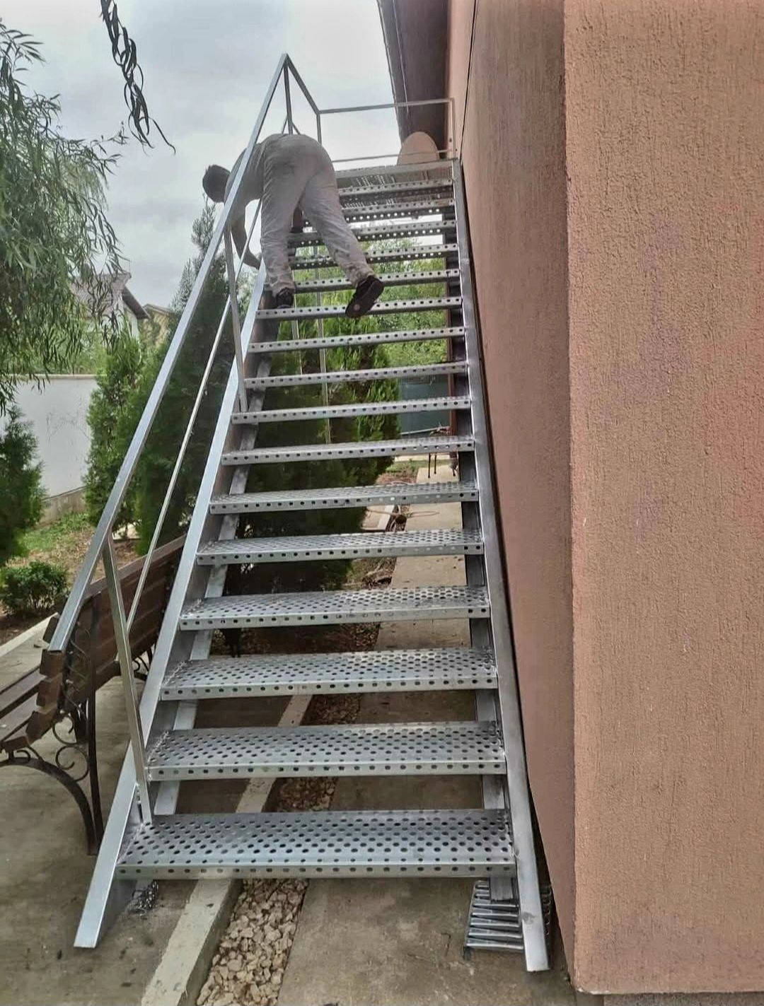 Scări metalice zincate
