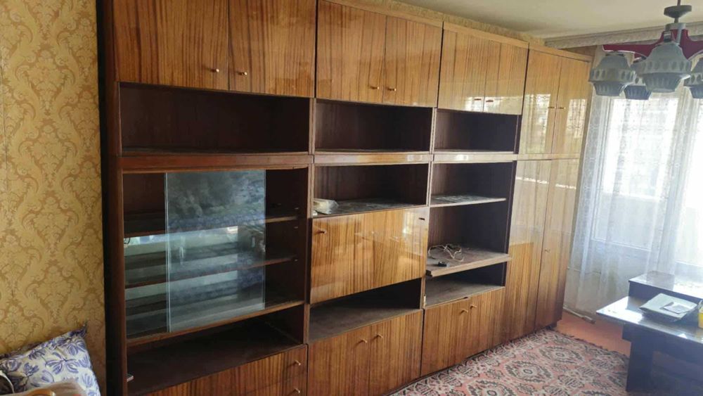 ПОДАРЯВАМ 2 легла, много запазени двулицеви матраци,холна секция