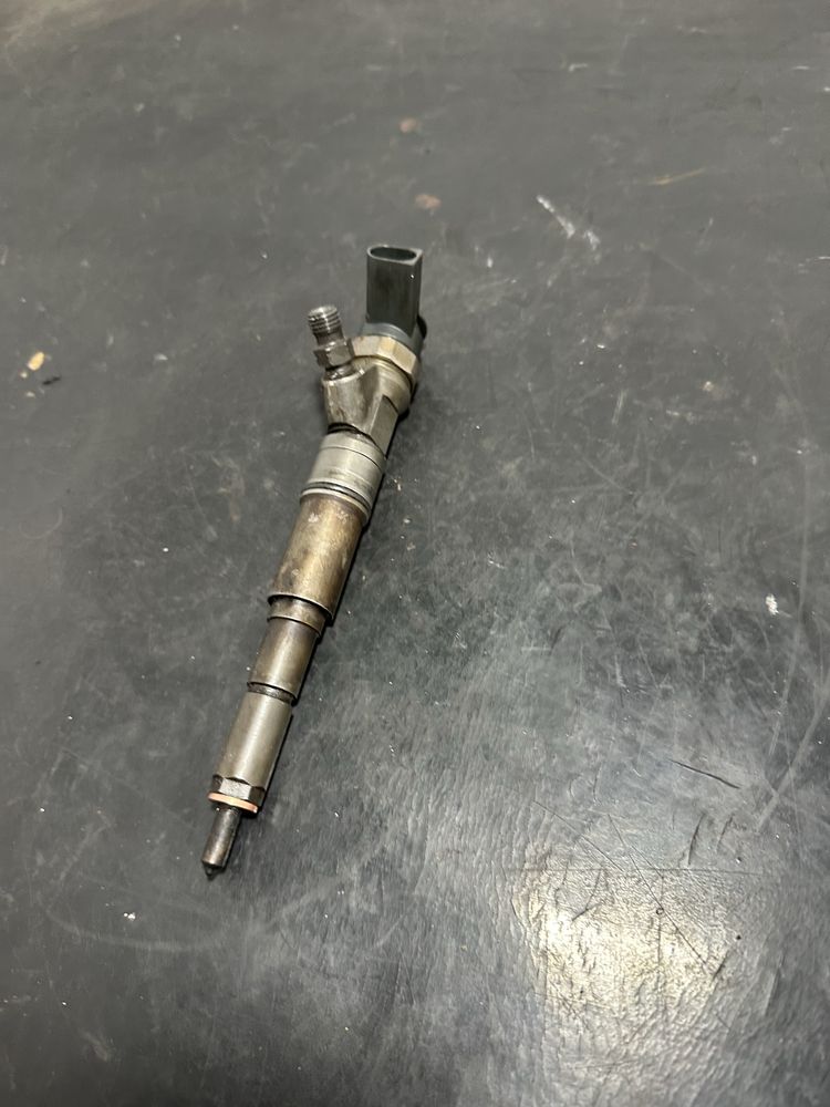 Injector BMW Seria 5 E60 525d 2.5 diesel 177cp 7794652