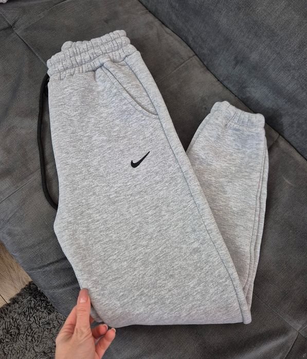 Дамски екипи и долнища Nike, Alo