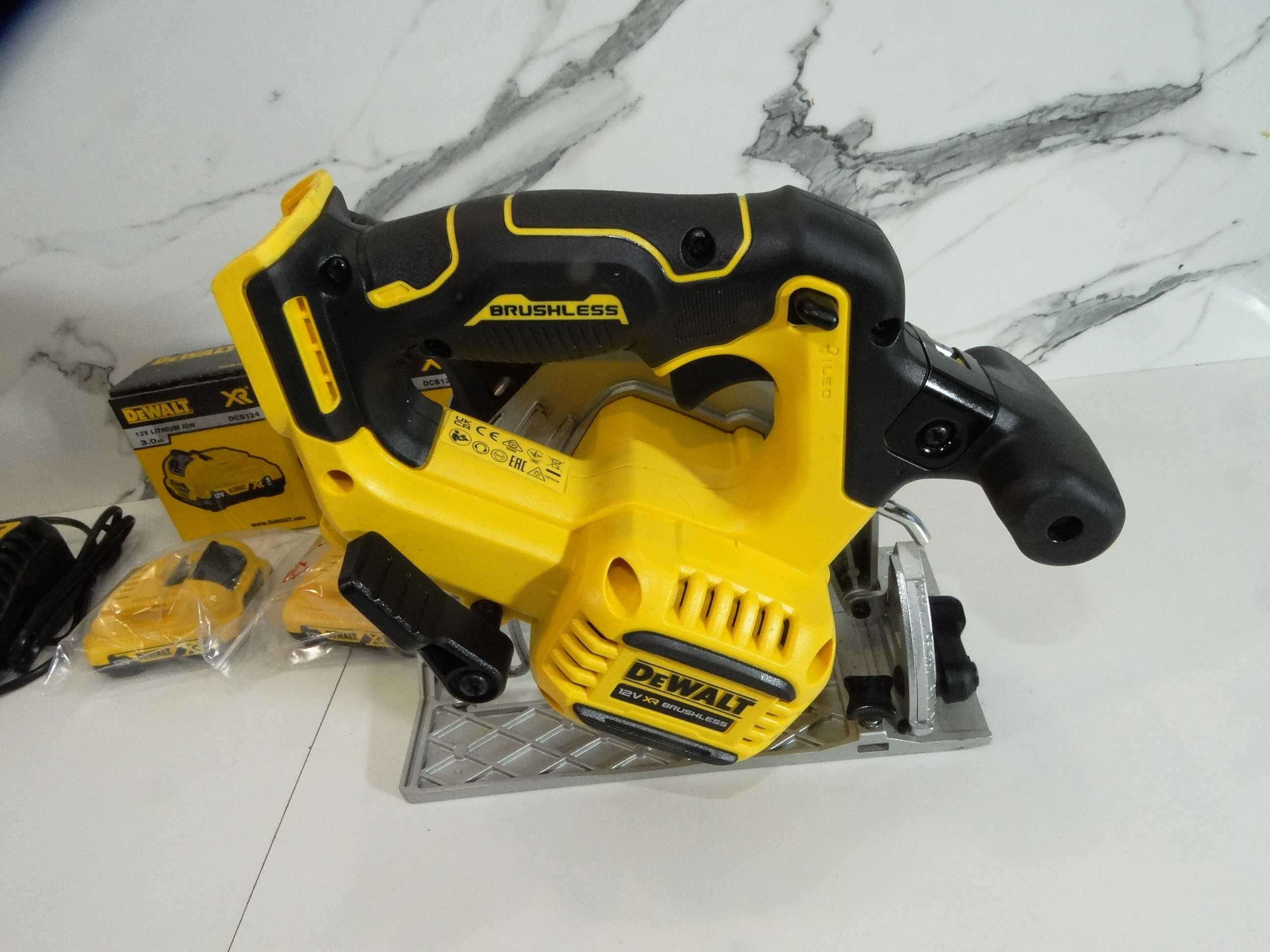 Dewalt DCS 512 / 2 x 3.0 Ah - Компактен акумулаторен циркуляр 12 V