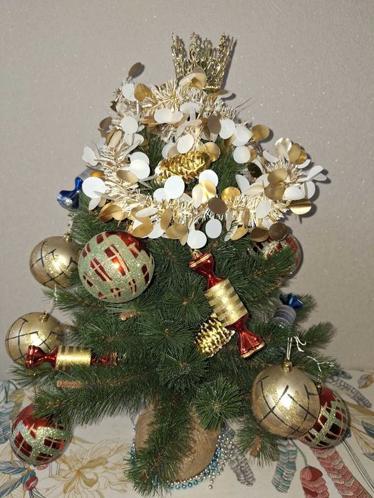 Ёлка новогодняя с игрушками.