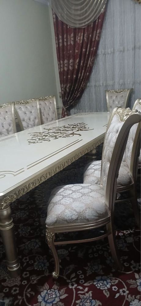 Стол, стул и камод