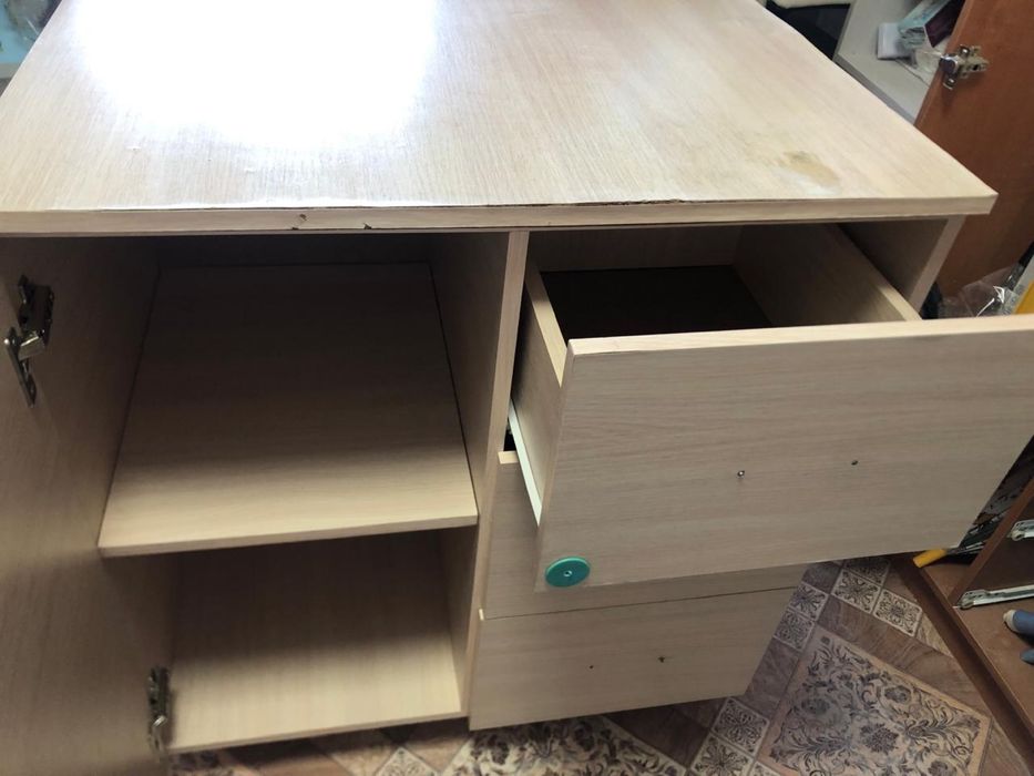 Шкафы 2 шт. 1 с мойкой.