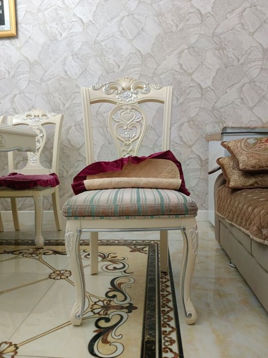 Стол со стульями