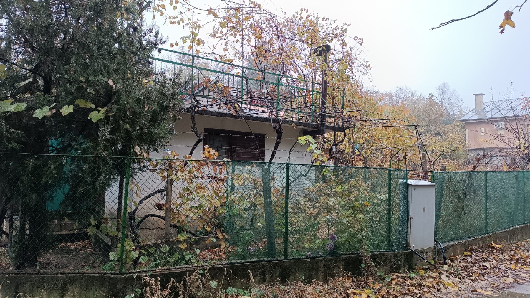 Дворно място с постройка и гараж