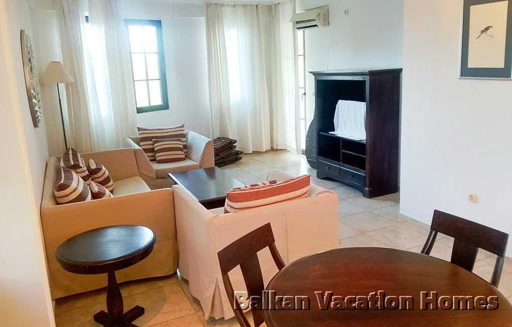 Тристаен апартамент в затворен комплекс до плажа в Обзор