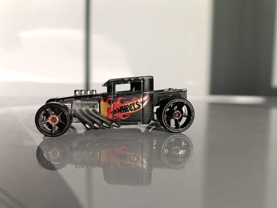 Matchbox , Hot Wheels , Maisto и други .