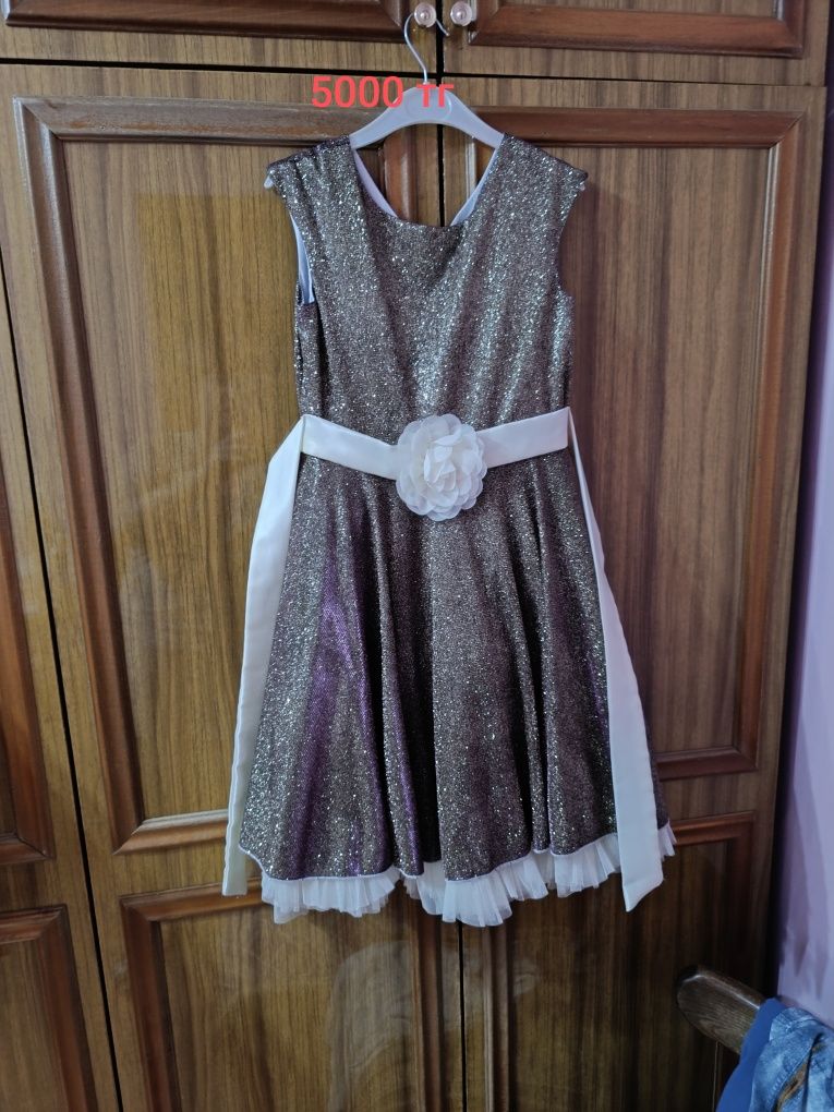 Продам красивые платья  на девочку .