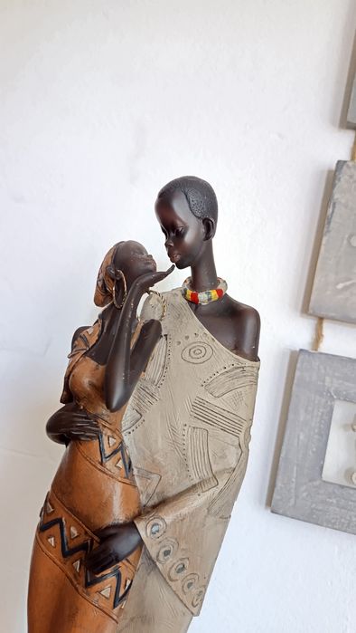 Статуетка на африканско момиче и момче