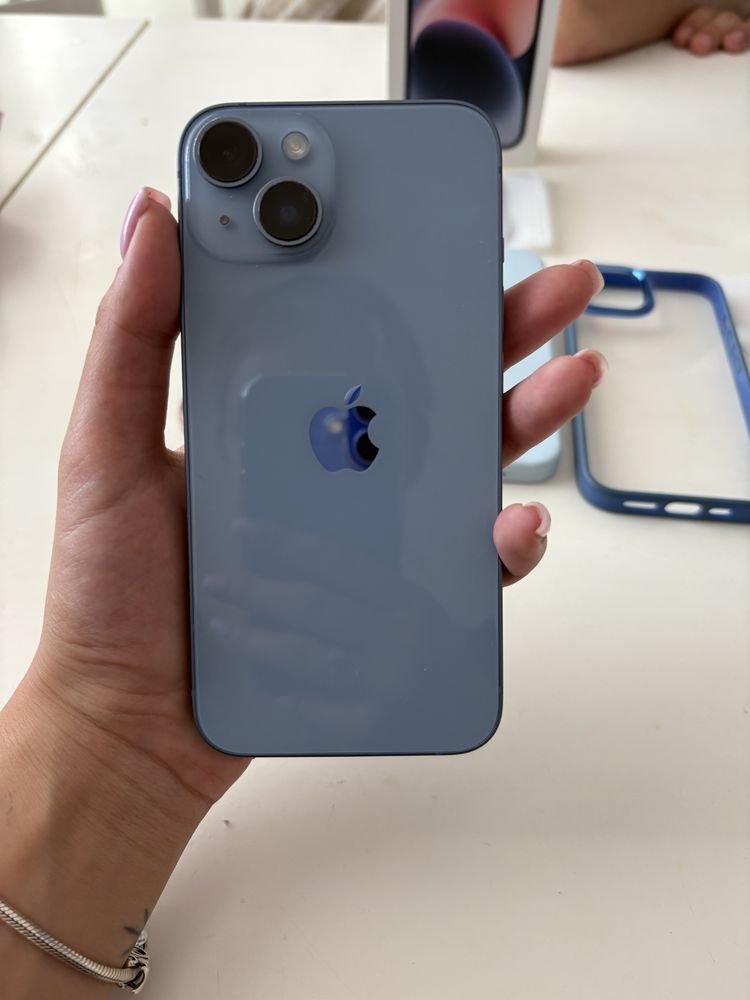 Iphone 14 blue.