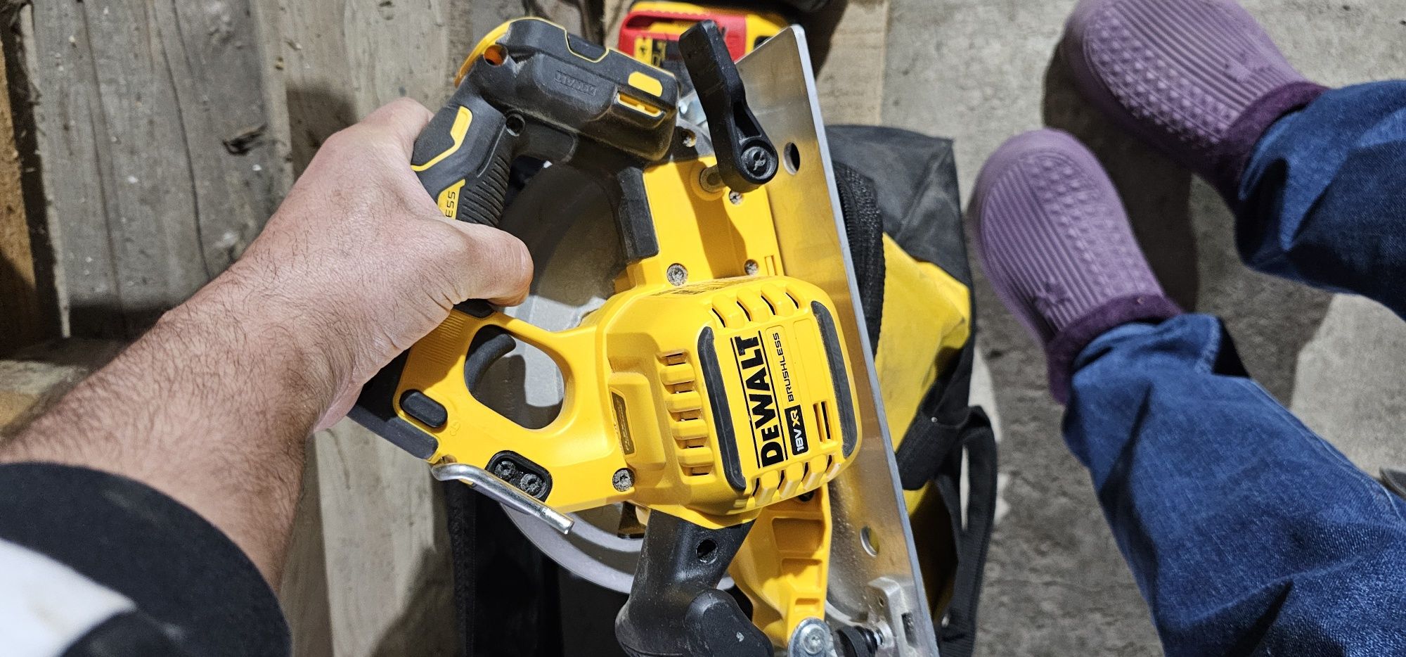 Dewalt dcs 573 circular de mana,2 baterii +încărcător și geanta,cu acc