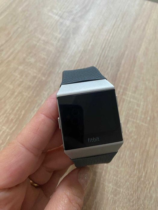 Ceas Fitbit Ionic – funcționează perfect, cu încărcător original