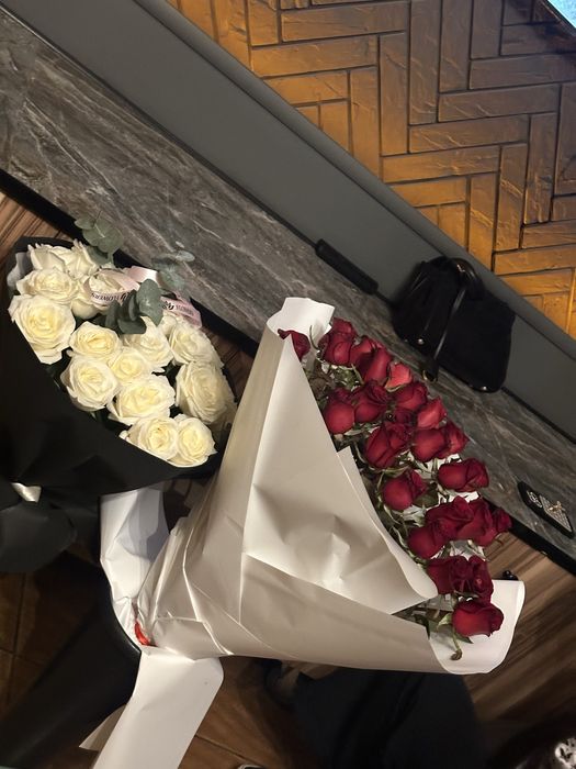 Цветы свежие , белые розы