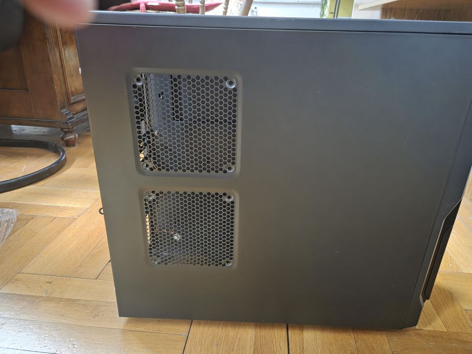 Кутия за компютър Persy Stinger – отлично състояние