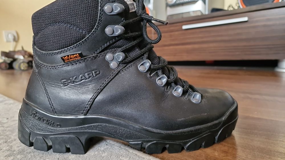 Bocanci de munte, marca S-karp cu talpa Vibram,