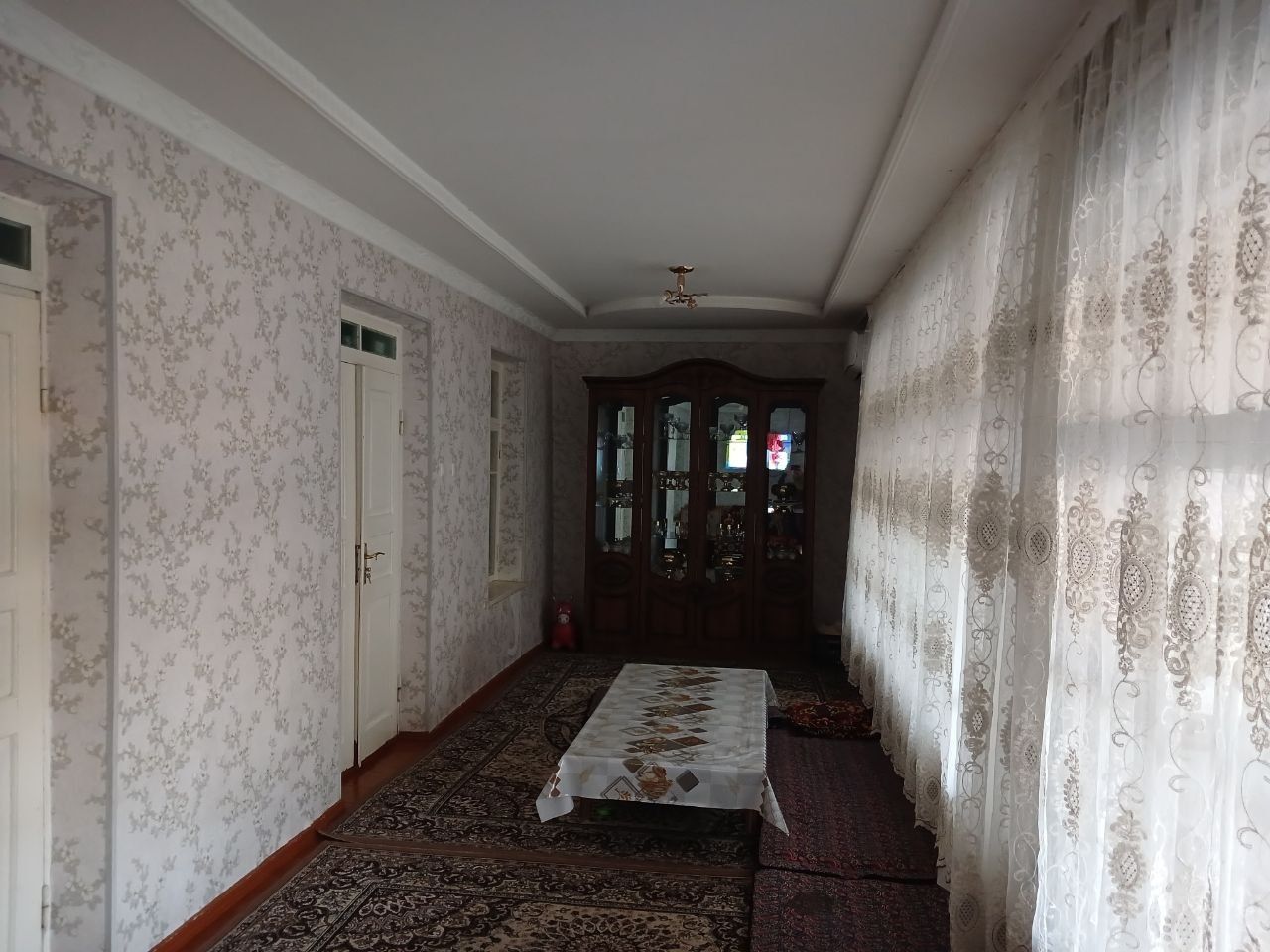 Hovli uy sotiladi