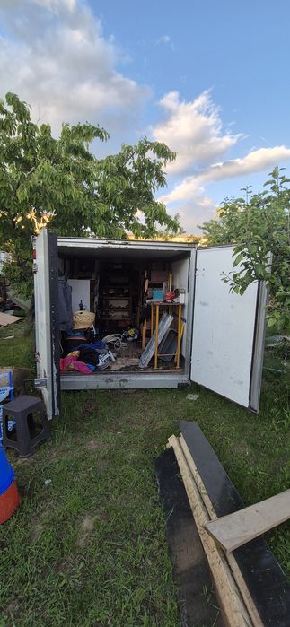 Vand container frigorific  sau schimb cu diverse lucruri.