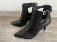 Botine decupate Stradivarius