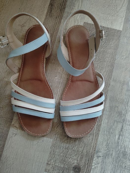 Sandale cu talpă joasă.