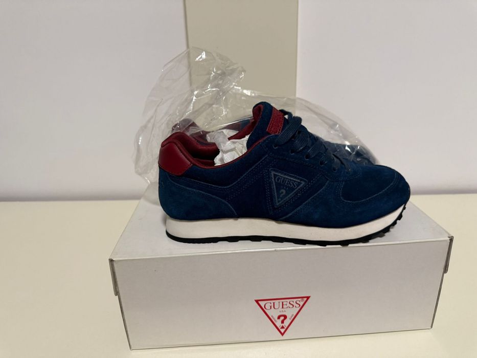 Adidasi Guess din piele intoarsa !