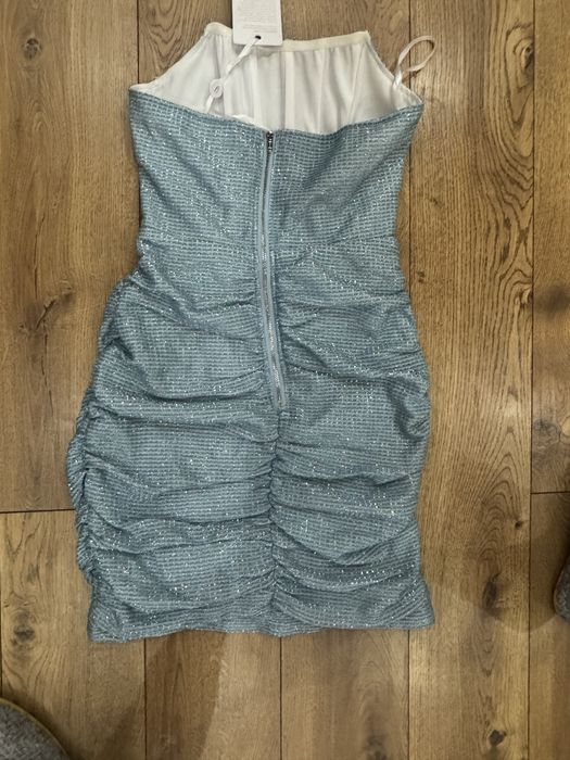 Блестяща синя рокля