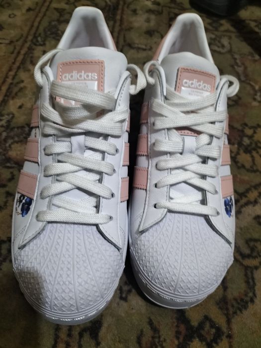 Vând adidași superstar damă